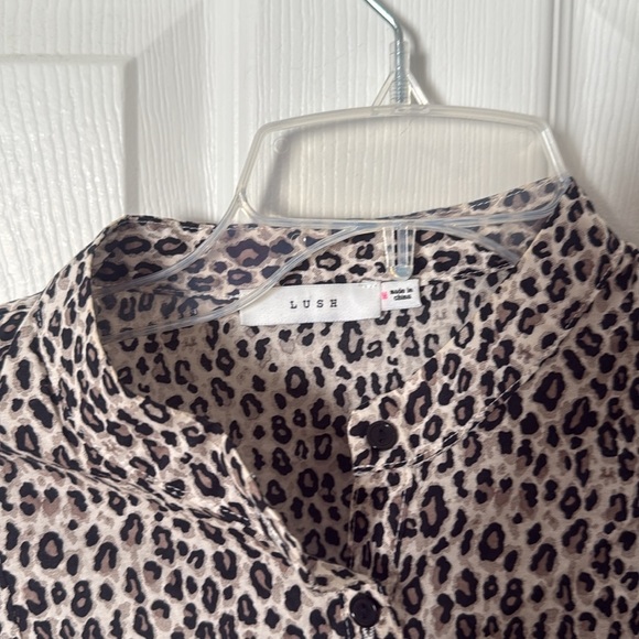 Lush Leopard Print Blouse long sleeve crop size medium - Picture 2 of 4
